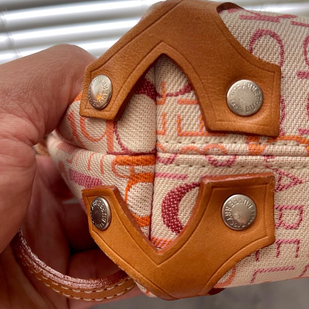 Burberry White and Orange Shoulder Bag with Elegant Design - Picture 3 of 10